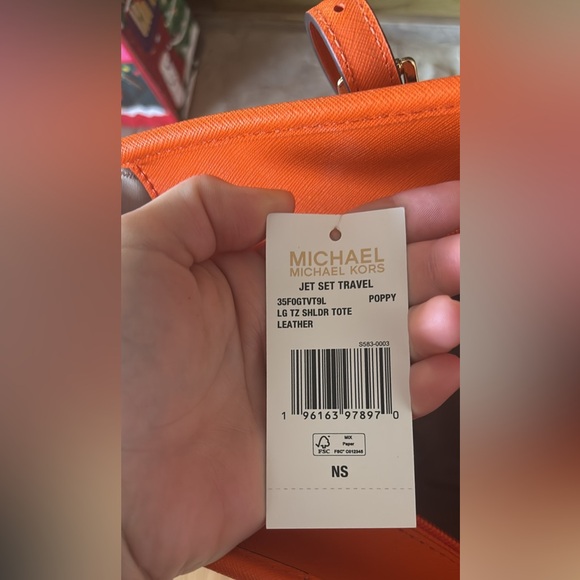 Michael Kors Jetset travel tote in color poppy - Picture 6 of 6